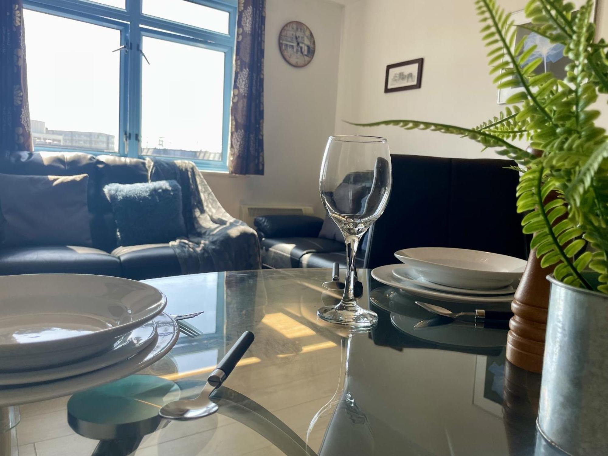 Hk Life Serviced Apartment , City Centre سويندون المظهر الخارجي الصورة