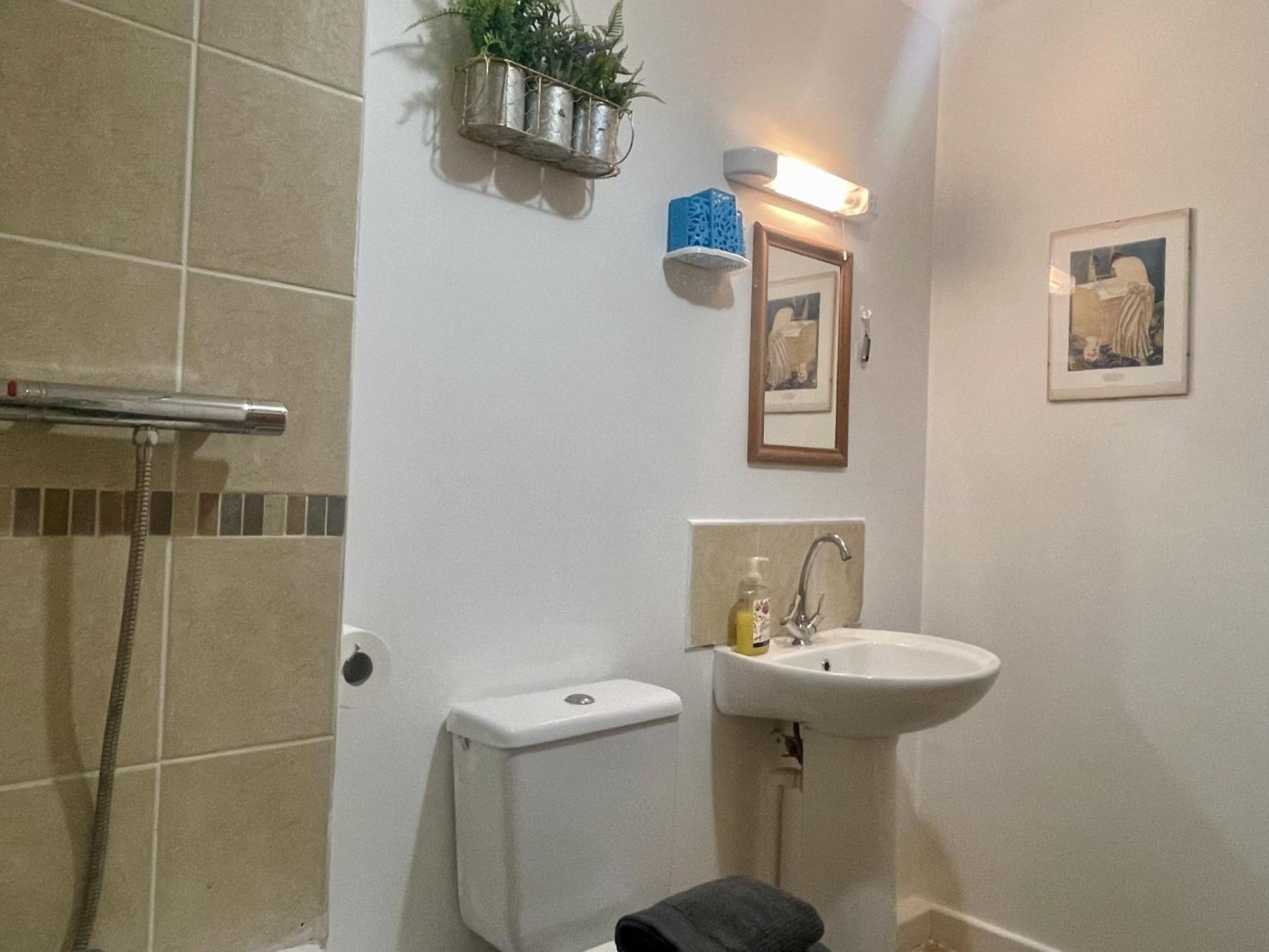 Hk Life Serviced Apartment , City Centre سويندون المظهر الخارجي الصورة