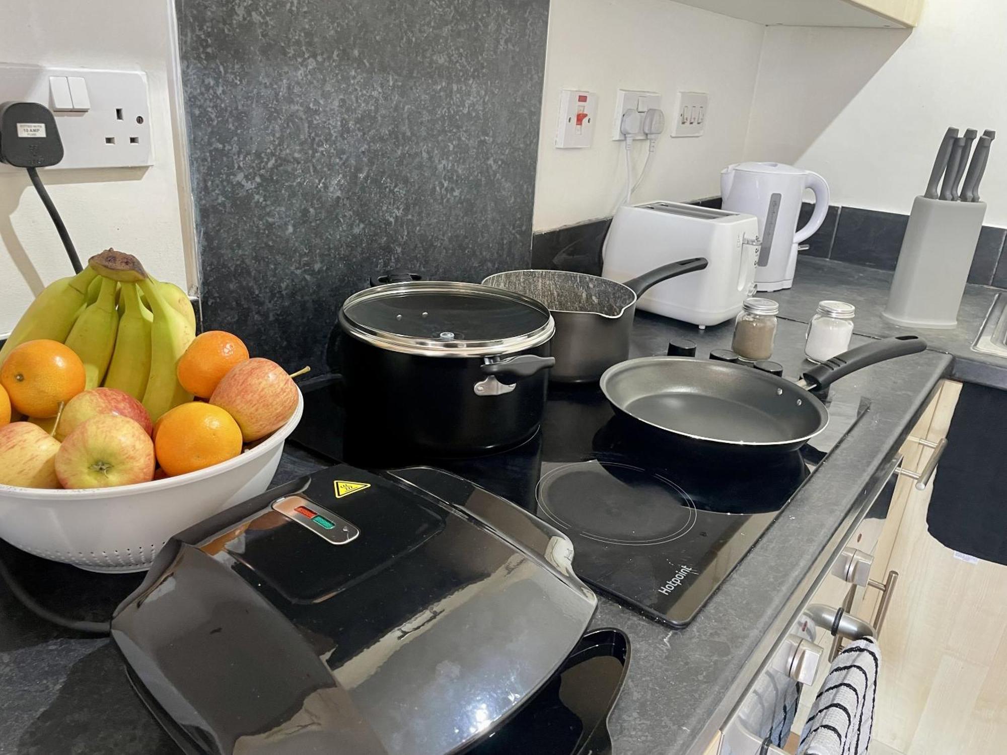 Hk Life Serviced Apartment , City Centre سويندون المظهر الخارجي الصورة